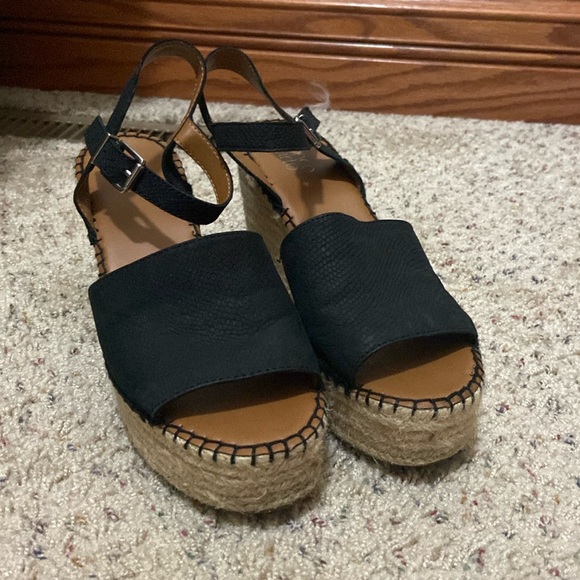 Wedge Heels - Picture 1 of 5